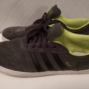  - Adidas skor i storlek 46 2/3 Verkar inte säljas i Sverige längre, orginalpris 799kr Bra skick bara använda några enstaka gånger ute Finns dock inga sulor