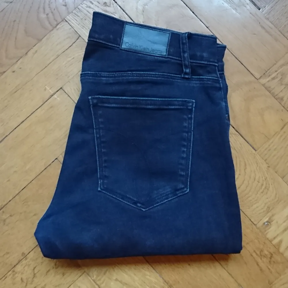 Mörkblå jeans från Calvin Klein, storlek 26/30. Mid waist, slim fit och väldigt stretchiga. Kan frakta.. Jeans & Byxor.