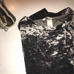  - En silvrig/grå långärmad sammetströja i storlek S! Knappt använd! Köparen står för frakten, men kan även mötas upp i Kalmar! ✉️🕊🌫