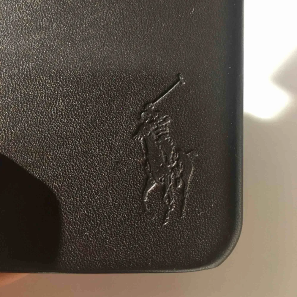 Äkta Ralph Lauren mobilskal för iPhone 8/7/6/6S. Mörkbrunt. Köptes för 48 $ i USA på en Ralph Lauren butik. Kan sänka pris vid snabb affär. Accessoarer.