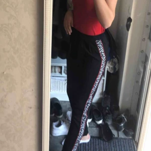  - Svarta tunna ish kostymbyxor med leopard stripes från Nelly 