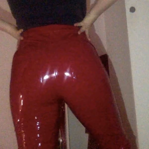  - Sååååå snygga lackade byxor i en härlig röd färg! Asså verkligen det ballaste plagget i garderoben men kmr ej till användning! Köpta för ca en vecka sen så helt nya! Så fräcka. Skynda fynda!  Frakt 79kr  Pris kan diskuteras vid snabb affär
