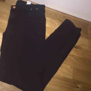  - Säljer ett par fina svarta jeans, aldrig använda för dom är för små.