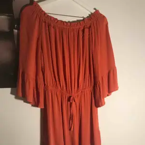 En tegelröd/orange jumpsuit från topshop. Man kan välja att ha den off-shoulder eller inte. Väldigt strechig vilket gör att den passar många storlekar. Köparen står för frakt💕 (skriv privat för mer info och bilder)