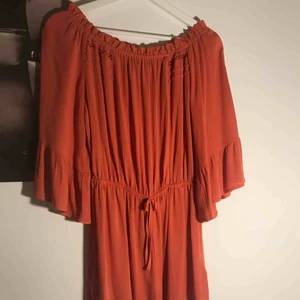  - En tegelröd/orange jumpsuit från topshop. Man kan välja att ha den off-shoulder eller inte. Väldigt strechig vilket gör att den passar många storlekar. Köparen står för frakt💕 (skriv privat för mer info och bilder)