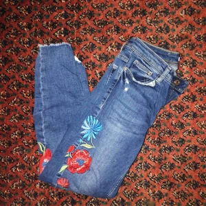  - Tajta jeans från Zara. Passar strlk 36-38. Kan mötas upp i centrala Sthlm eller skickas mot frakt!
