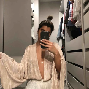  - Super fin blus/topp ifrån Nelly! 😍😍😍 Har inte fått tillfälle att använda den tyvärr..   Köparen står för frakten (60kr)