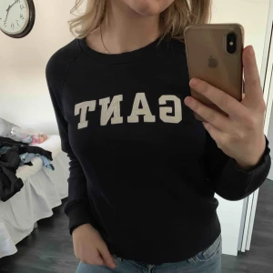  - Marinblå collagetröja i supersnygg passform. Väl använd men i mycket bra skick! Orginalpriset var 1000 kronor så passa på!:)