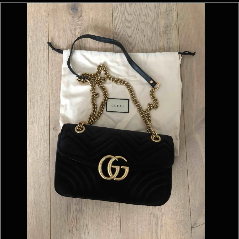 Gucci Marmont velvet AAA-kopia helt nytt skick. Väldigt fin kopia. Dustbag medföljer. Inköpspris 2500 kr. Väskor.