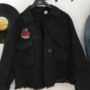  - Säljer denna skitballa jeansjacka från HM divided!! 😍 Tyvärr kommer den inte till användning och är därav i ett fint skick. 180 kronor + eventuell fraktkostnad, betalning sker via swish 🤩 Hör av er om ni har några frågor eller funderingar!!