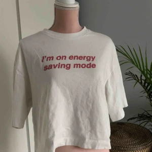  - T-shirt från Weekday. Använd fåtal gånger. Strl small. Ordinarie pris 250kr. Köpare står för frakt.