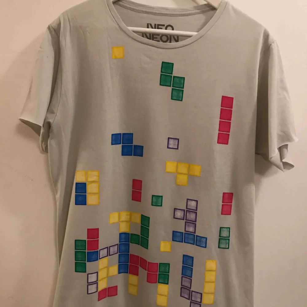 Tetris t-shirt, står storlek Large, men är mer som en Medium. Ny och inte använd. Frakt 18:-. T-shirts.