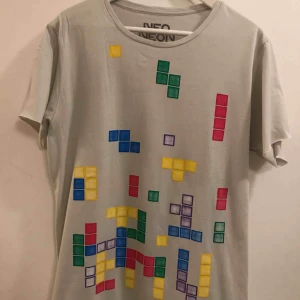 - Tetris t-shirt, står storlek Large, men är mer som en Medium. Ny och inte använd. Frakt 18:-