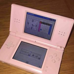Ett rosa Nintendo DS Det ingår 7 spel , en bil-laddare och en vanlig laddare till Nintendot.  Frakten bjuder jag på. 