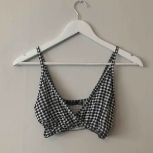  - Topp/Bh, aldrig använd. Tyvärr liten i storlek  Betalning sker via swish och köparen står för frakten. Jag tar inget ansvar om posten slarvar bort paketet eller liknande. 