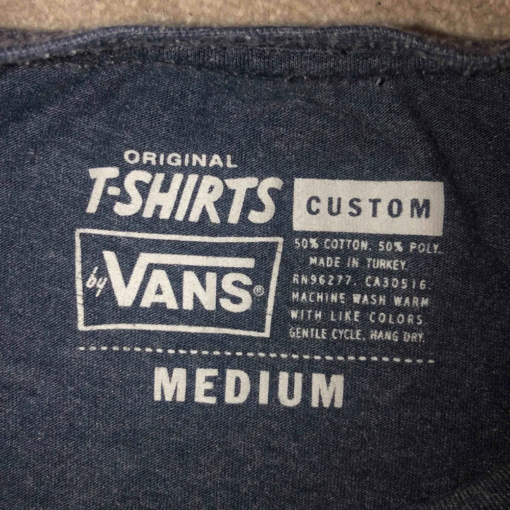 T-Shirt från Vans i helt ok skick. Den är gjord för killar men jag tycker den passar lika bra på tjejer.  Jag kan mötas upp eller posta! Pris kan diskuteras!. T-shirts.