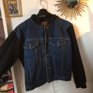  - En jättefin jeansjacka med tyg armar och luva. Köpt på beyond retro nypris 500. Endast använd några gånger.