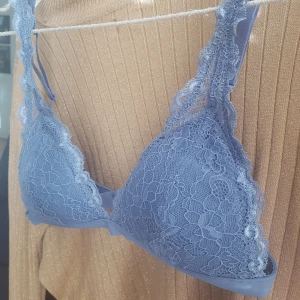  - Helt oanvänd (!) bralette från monki med ljusblå spets