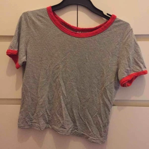  - Den är lite som en magtröja för mig men det beror på vilken storlek man har! :) Lite skrynklig men annars i perfekt skick 