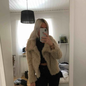  - Fluffig jacka från Zara i storlek XS. Använd ett fåtal gånger men i mycket fint skick. Frakten står köparen för 