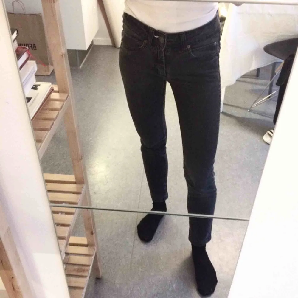 Grå/svarta Acne jeans. Innerbenslängd 65cm. Jeans & Byxor.