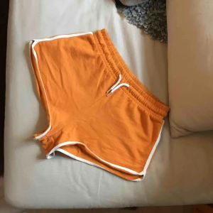  - Shorts från Monki. Storlek XS men de är stora i storleken och passar snarare S. Köpta av en tjej som aldrig använt dem, och endast använda 1 eller 2 gånger av mig, så i fint skick!!