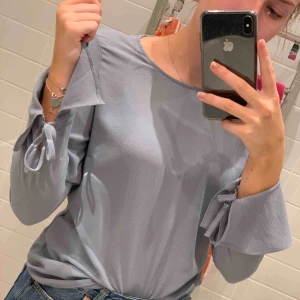  - Fin blus med vida ärmar och knyte från New Look. Köpt på Zalando. Säljer pga inte min stil längre. Frakten är inräknad i priset!