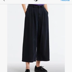  - Helt nya jeans från Levis. Strl 27. Tyvärr förstora för mig 😞 (chansade och köpte dessa, jag har egentligen strl 26) Nypris runt 1000kr  Modellen heter wide leg pleated.   Katt finns i hemmet! 🐾😻