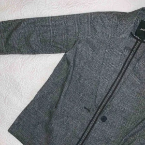  - En sjukt snygg blazer från Monki! Använd en gång!! Pris kan diskuteras :))