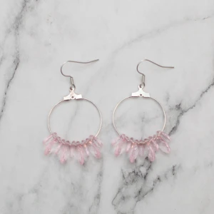  - Fina örhängen i rosa och silver, krokarna ska vara nickelfria. 9:- i frakt tillkommer.