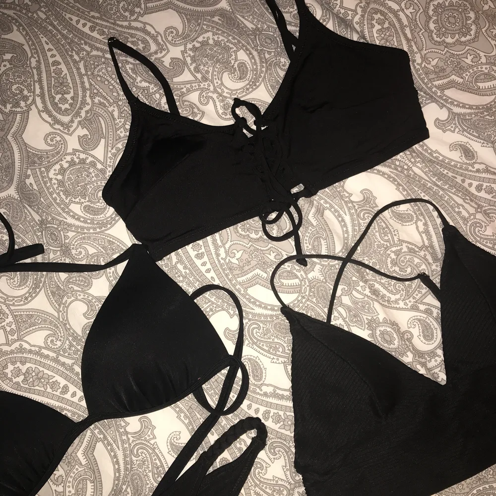 olika oanvända svarta bikini toppar och 1 underdel, allt för 70 på bilden, vid andra bilder eller frågor bara att skriva!. Övrigt.