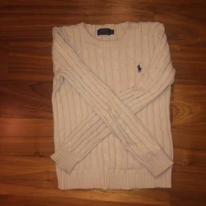  - En beige/vanilj vit kabelstickad från Ralph Lauren!  Nypris: 1200kr Strl: XS  