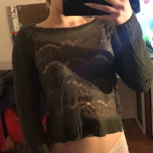  - Militärgrön tröja. Bara lace därframme så riktigt sexig. Funkar på fest.  Kan mötas upp i stockholm annars blir det 39kr+pris