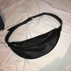  - Fin väska i läder från & Other Stories, knappt använd. Möts upp i Stockholm eller så står köparen för frakt!