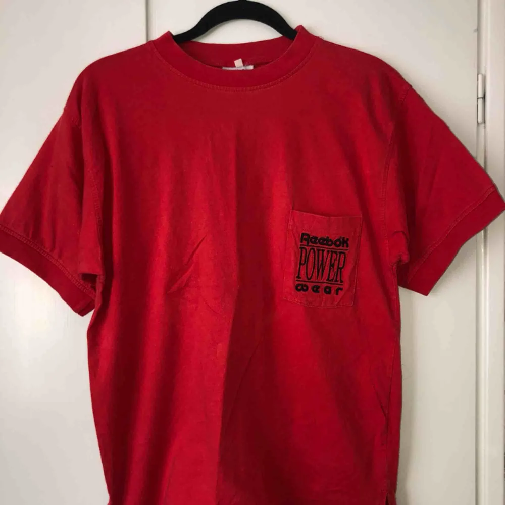 Röd Reebok t-shirt i strl L men passar mindre storlekar! . T-shirts.