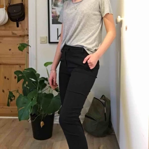  - Svarta kostymbyxor från BIKBOK, ca 3 år gamla men ses som nyskick. Jag är 160cm och de är aningen för korta för mig nu men passar för övrigt finfint. Frakten ingår i priset (59kr) men möts gärna upp runt Växjö/Åseda-trakterna 🥰✨