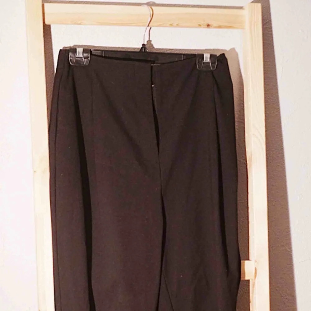 Svarta ”loos-fit” byxor från weekday, ALDRIG ANVÄNDA och säljes pga lite för stora. Jeans & Byxor.