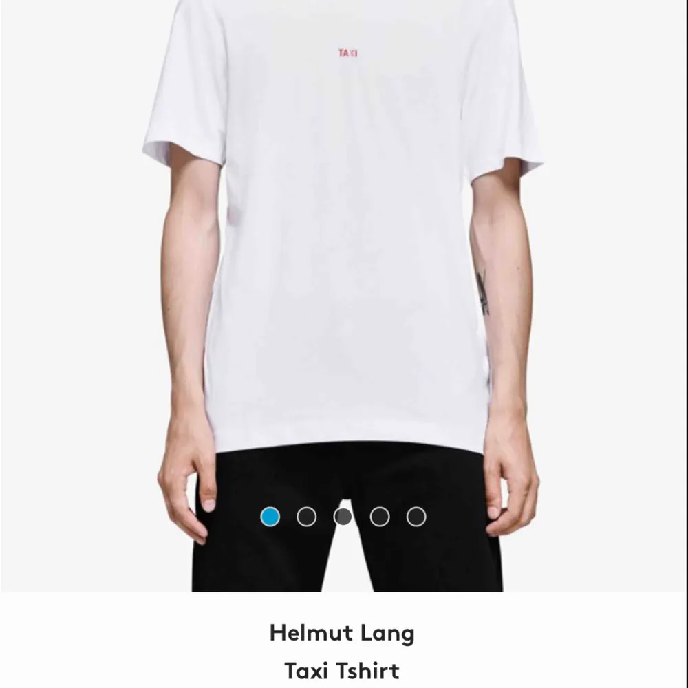 Helmut Lang taxi t-shirt. Använd få gånger. Köpt för ca 2 månader sen. Vid snabb affär går priset att diskutera. Prislapp finns kvar. Nypris 1899. T-shirts.