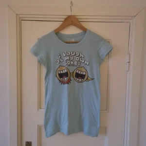  - I laugh at my own jokes! Ljusblå t-shirt från David & Goliath. Är en storlek L men skulle säga att den är mer en S. 