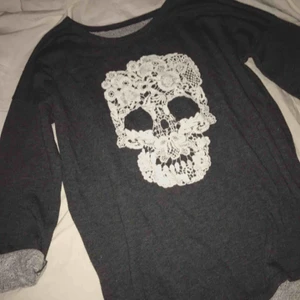  - Sweatshirt med spets döskalle Storlek xs Bra skick! 