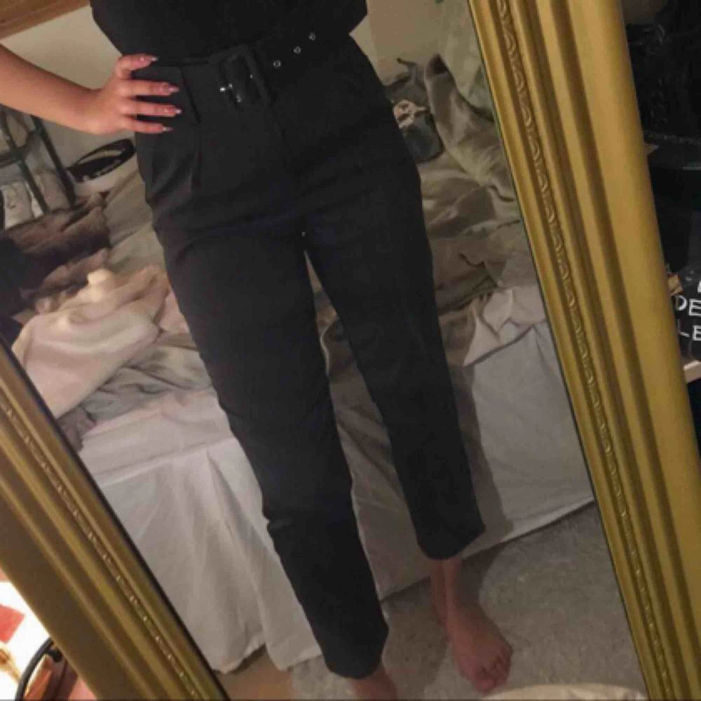 Super fina kostymbyxor med ett bälte! Helt ny & oanvända! Säljs då det köptes fel storlek. . Jeans & Byxor.