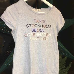  - Super fin tröja använd några få gånger säljes då ja tyvärr inte använder den längre så himla fin på folk med blåa ögon speciellt då ögonen lyses upp 