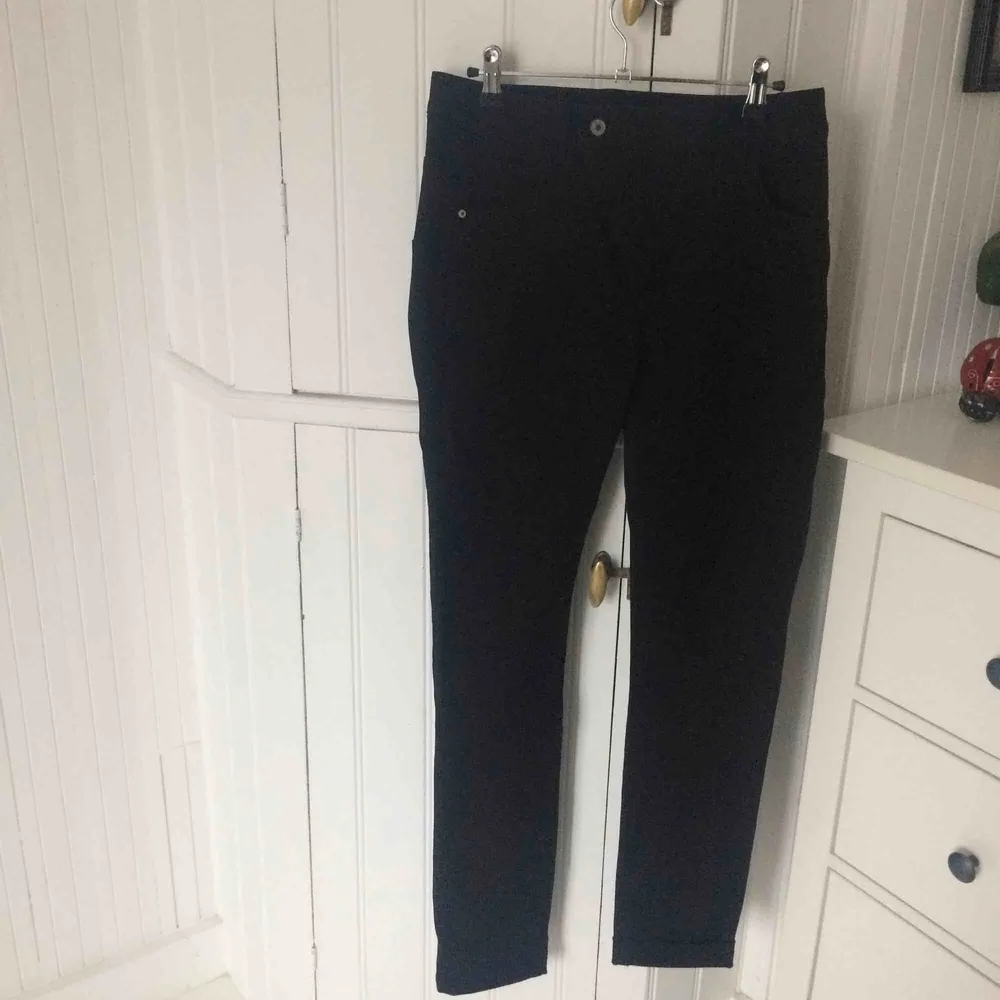 Svarta jeans från house of lola, storlek XS men passar även s då de är väldigt stretchiga. Helt oanvända💞 Köparen står för frakten. Jeans & Byxor.