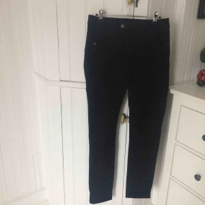  - Svarta jeans från house of lola, storlek XS men passar även s då de är väldigt stretchiga. Helt oanvända💞 Köparen står för frakten