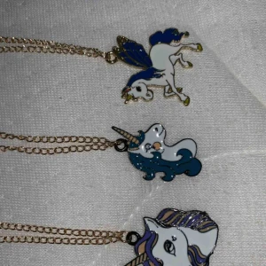  - Coola halsband med enhörningar.  Oanvända och i bra kvalite.   1 för 80kr  3 för 160kr