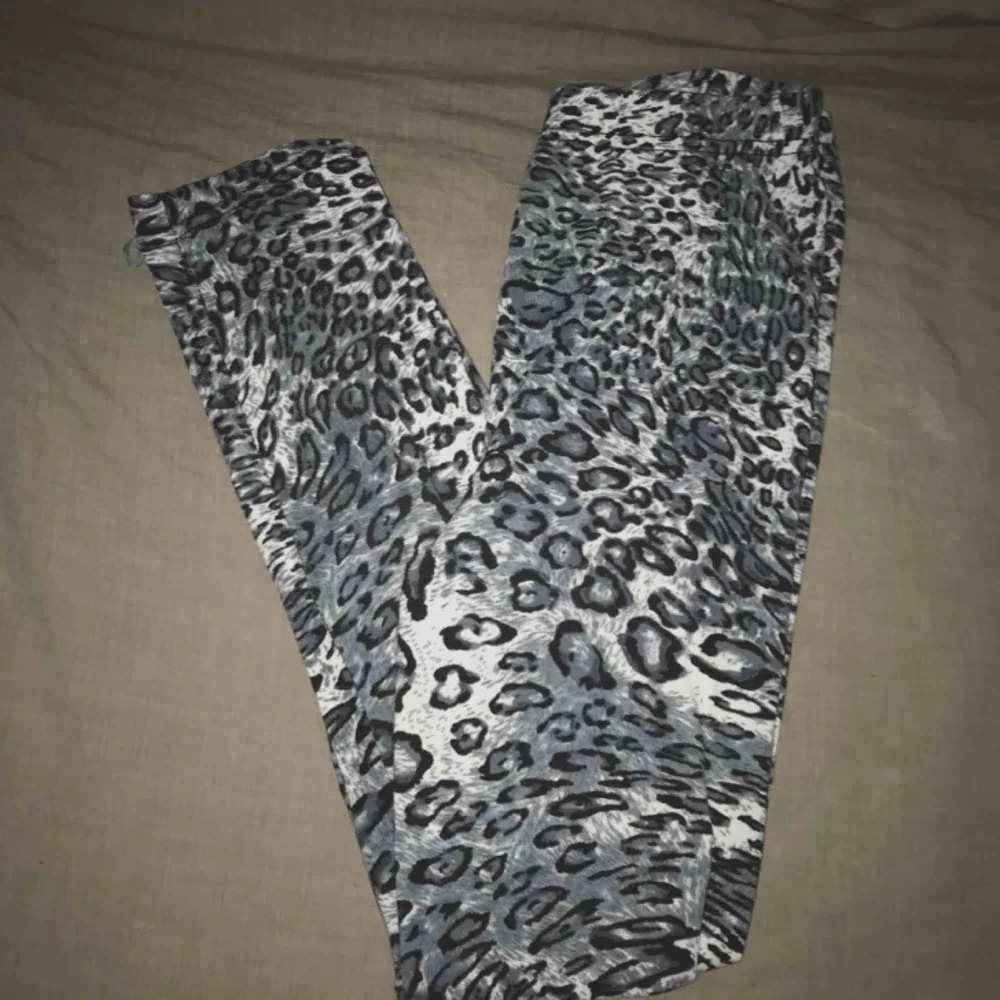 Super mjuka tights med leopard mönster, storlek 134/140, bra skick! . Jeans & Byxor.