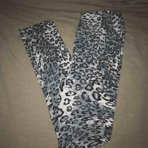 Super mjuka tights med leopard mönster, storlek 134/140, bra skick! 
