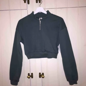  - Trendig tröja från Nelly som är helt oanvänd. Fin grön färg, dragkedja i fram och lite kortare i modellen. Frakt tillkommer :)