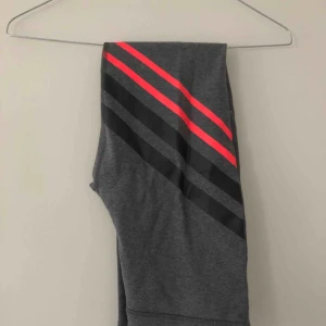  - Leggings i bomull från Under Armour. Aldrig använda. Gråa med svarta och rosa detaljer. 