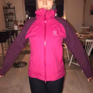  - En helt ny skaljacka i Gore-tex från Haglöfs 🌟 Köpt i slutet av sommaren 2018, använd 1 gång! Jackan är i stolek M, men passar även S. Skriv för med information och bilder 🤗